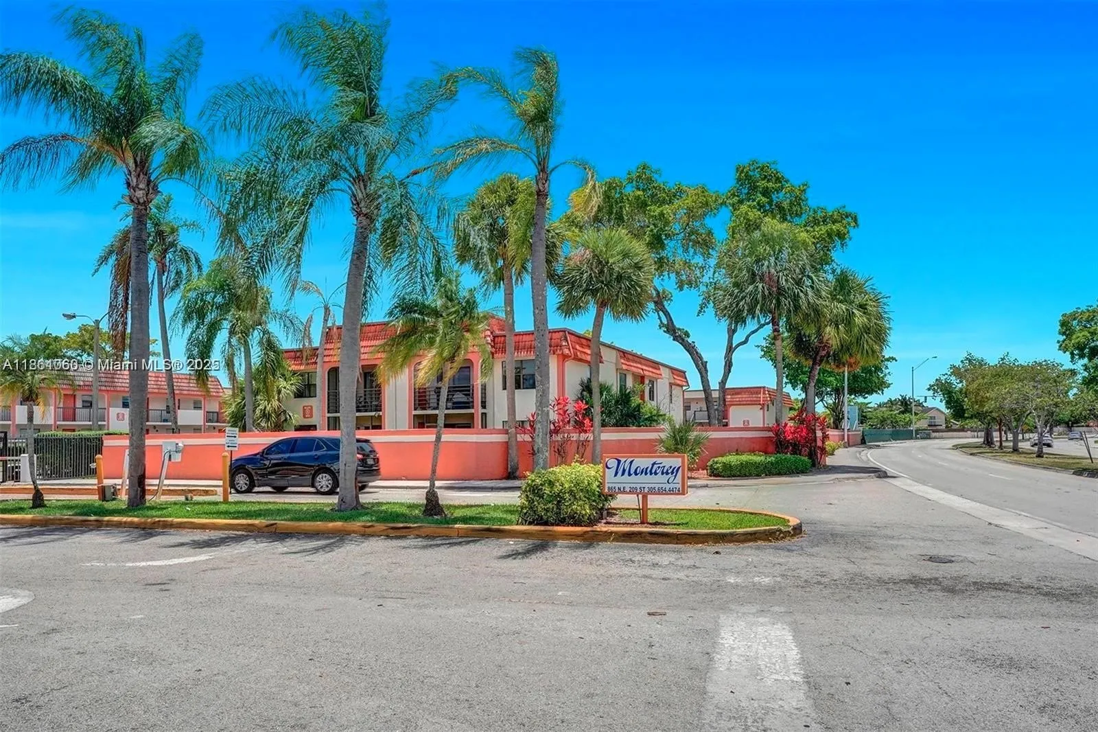 842 NE 209th St Apt 201,Miami,FL 33179,USA - Photo 2