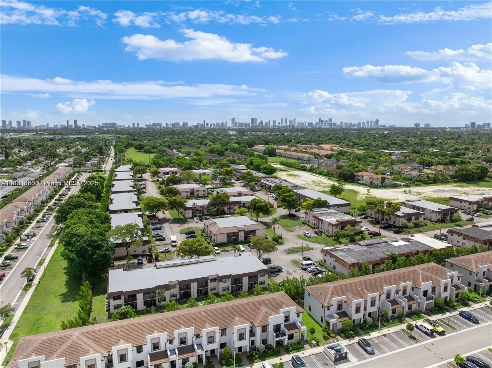 842 NE 209th St Apt 201,Miami,FL 33179,USA - Photo 22