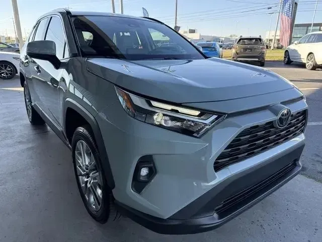 Fairly Used 2023 Toyota RAV4 XLE Premium clean - Photo 2