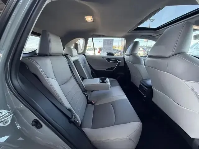 Fairly Used 2023 Toyota RAV4 XLE Premium clean - Photo 4