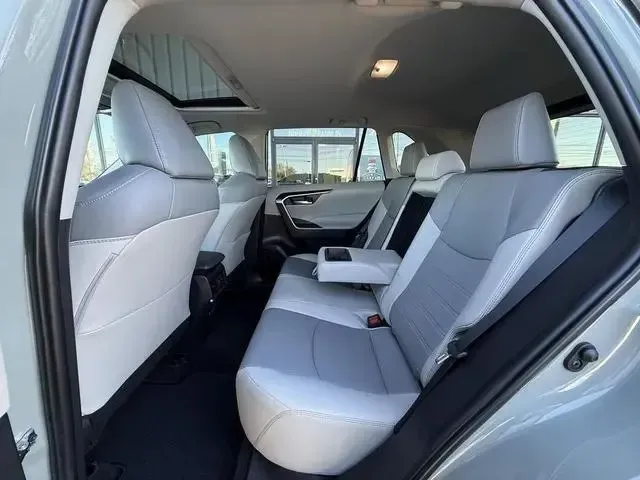 Fairly Used 2023 Toyota RAV4 XLE Premium clean - Photo 5